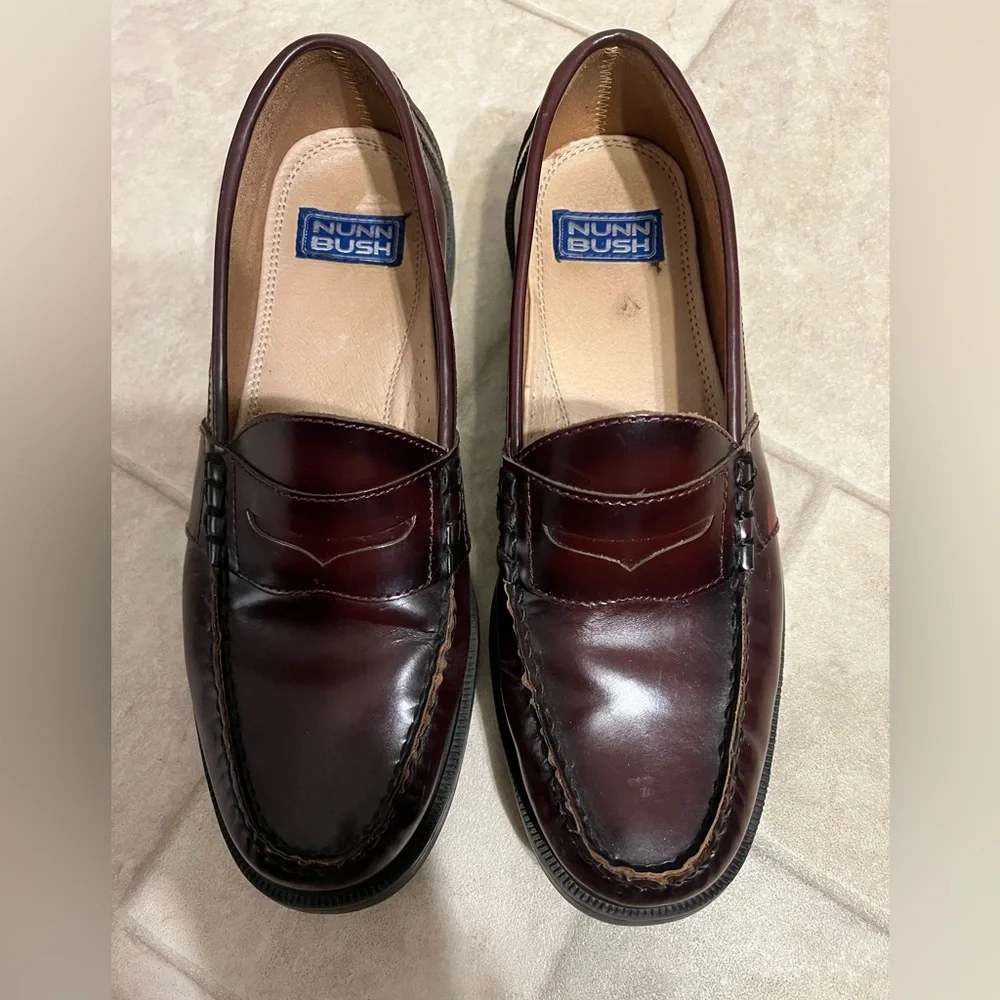 Men’s size 10 Nunn Bush brown leather penny loafers/slip-on shoes.